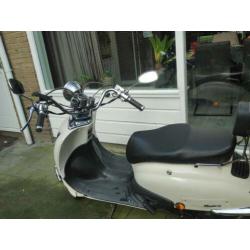 Grande Retro Scooter geel kenteken + bijpassende helm