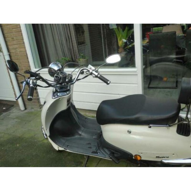 Grande Retro Scooter geel kenteken + bijpassende helm