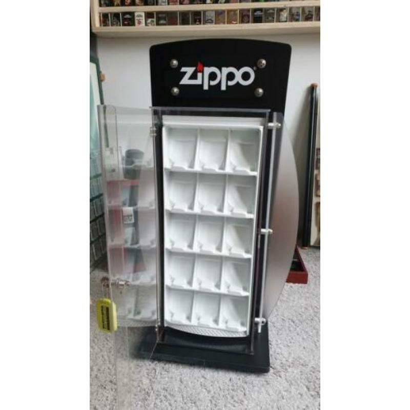 Luxe zippo display op draaiplateau