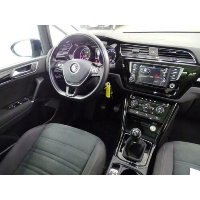 Volkswagen Touran TSI 110PK HIGHLINE EXECUTIVE € 16.945,00