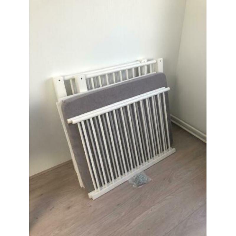 Nette witte box wit met boxmatras en matrashoes