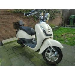 Grande Retro Scooter geel kenteken + bijpassende helm