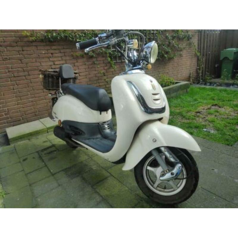 Grande Retro Scooter geel kenteken + bijpassende helm