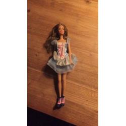 Barbiepoppen met kleding en schoenen, en kam.