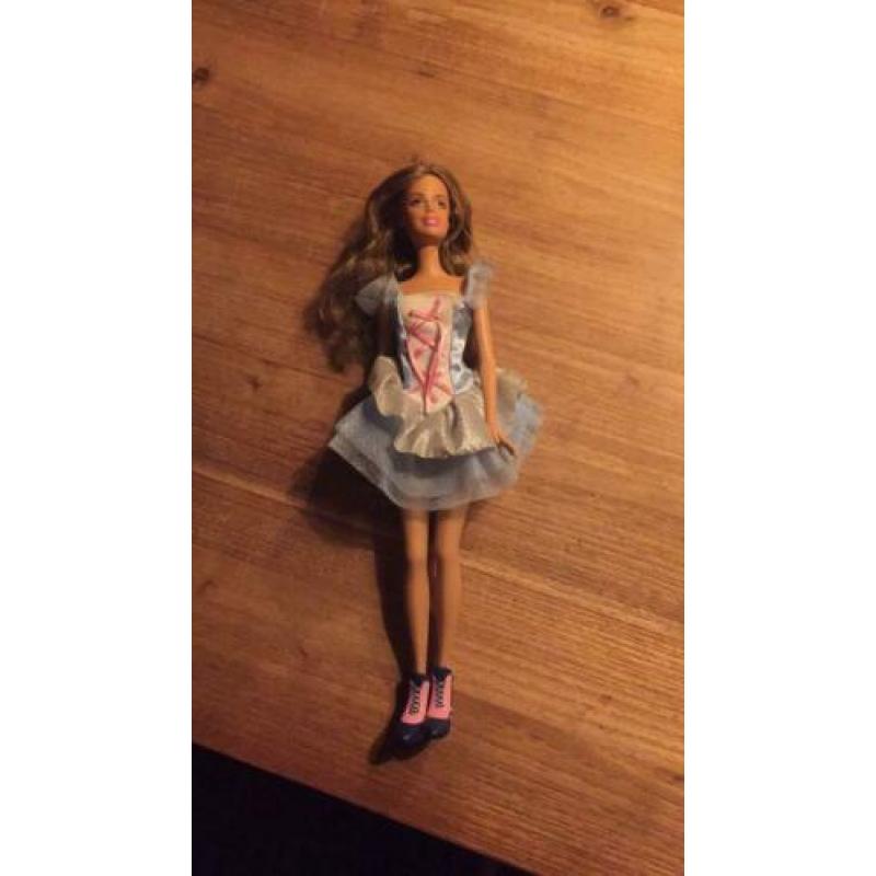 Barbiepoppen met kleding en schoenen, en kam.