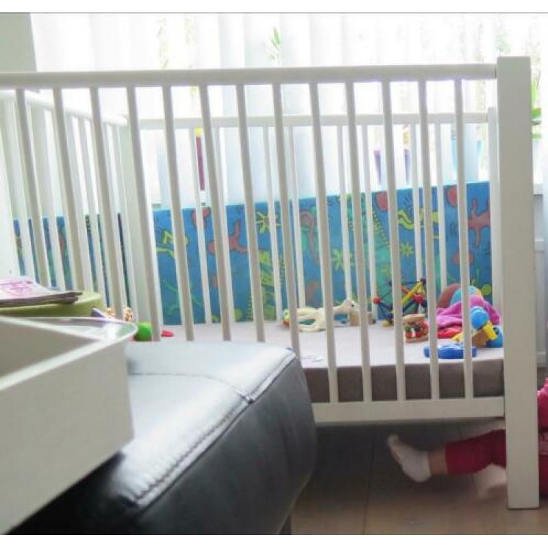 Nette witte box wit met boxmatras en matrashoes
