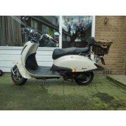 Grande Retro Scooter geel kenteken + bijpassende helm