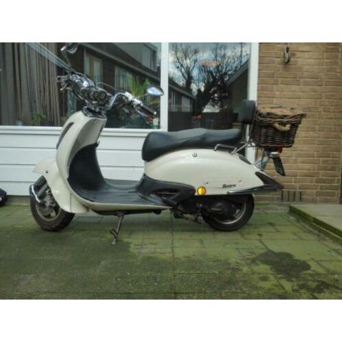 Grande Retro Scooter geel kenteken + bijpassende helm