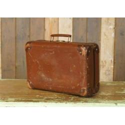 Kleine oude bruine brocante koffer met metalen handvat