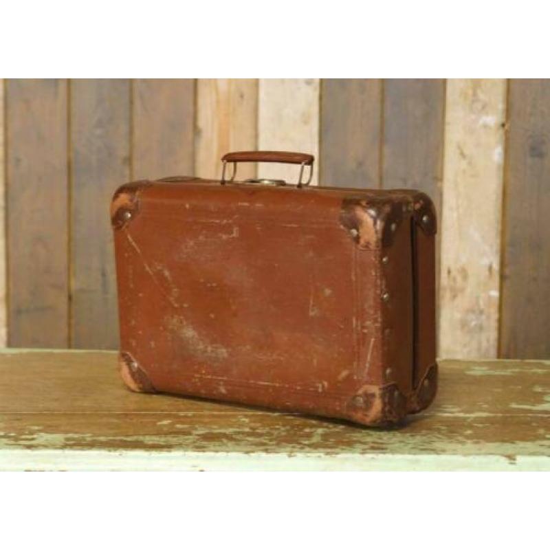 Kleine oude bruine brocante koffer met metalen handvat