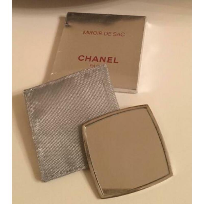 CHANEL tas spiegeltje, tasjes, stickers etc