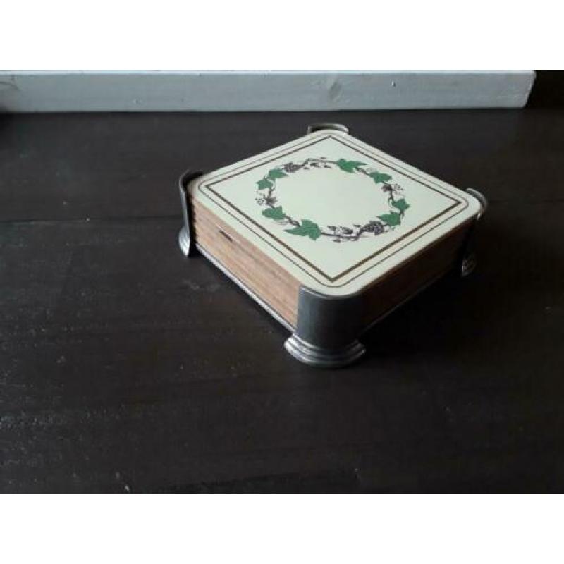 Tinnen coaster houder met Stratford coasters (Wedgwood)