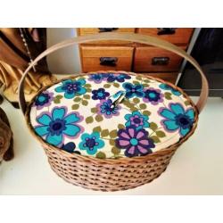 Vintage retro naaimand riet bloemen met inzetbak ovaal