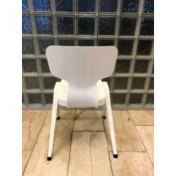 Witte Ahrend stoeltjes