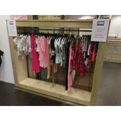 Steigerhouten kledingstelling, toonbank, paskamer e..d