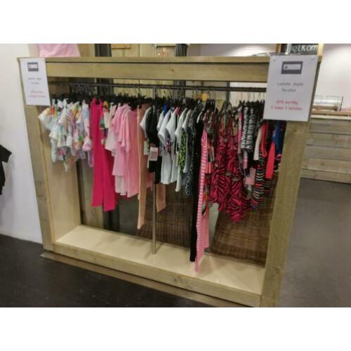 Steigerhouten kledingstelling, toonbank, paskamer e..d
