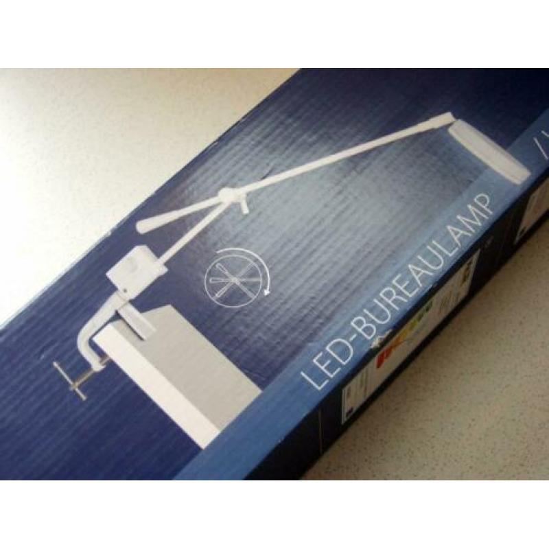 Witte led bureaulamp met tafelklem.