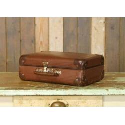 Kleine oude bruine brocante koffer met metalen handvat