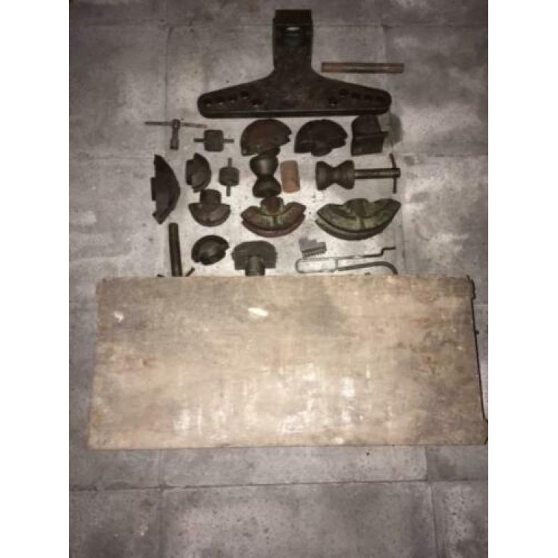 Antiek gereedschap / onderdelen ( ijzer ) uit schuur van opa