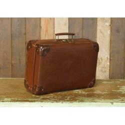 Kleine oude bruine brocante koffer met metalen handvat