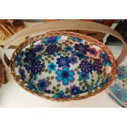 Vintage retro naaimand riet bloemen met inzetbak ovaal