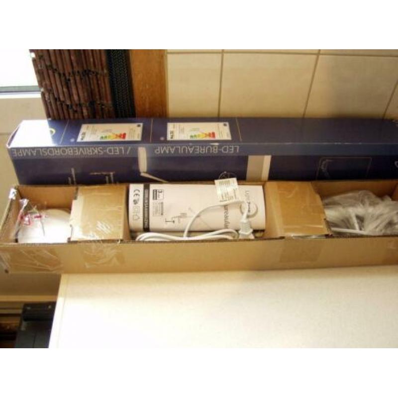 Witte led bureaulamp met tafelklem.