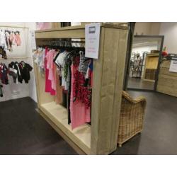 Steigerhouten kledingstelling, toonbank, paskamer e..d