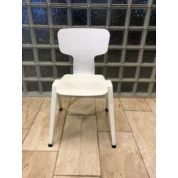 Witte Ahrend stoeltjes