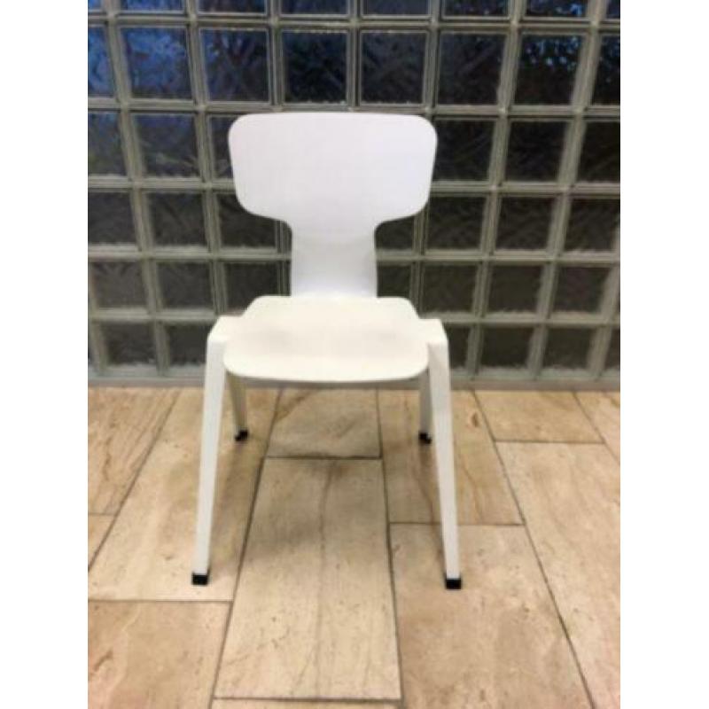 Witte Ahrend stoeltjes