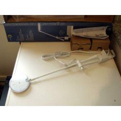 Witte led bureaulamp met tafelklem.