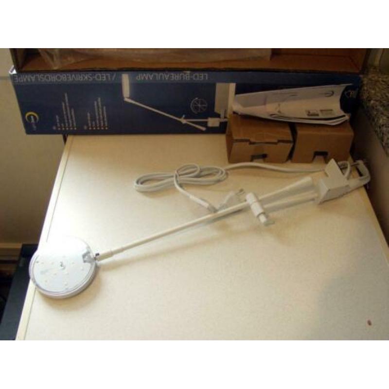 Witte led bureaulamp met tafelklem.