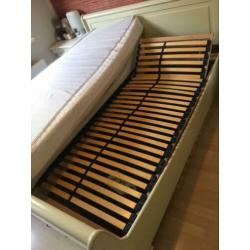 Brocante bed 1.60m incl nachtkastje
