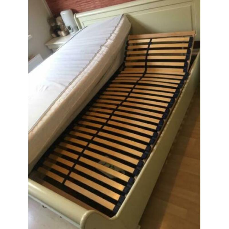 Brocante bed 1.60m incl nachtkastje