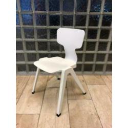 Witte Ahrend stoeltjes