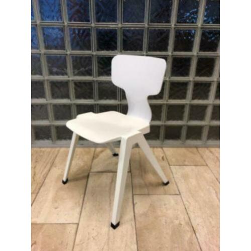Witte Ahrend stoeltjes