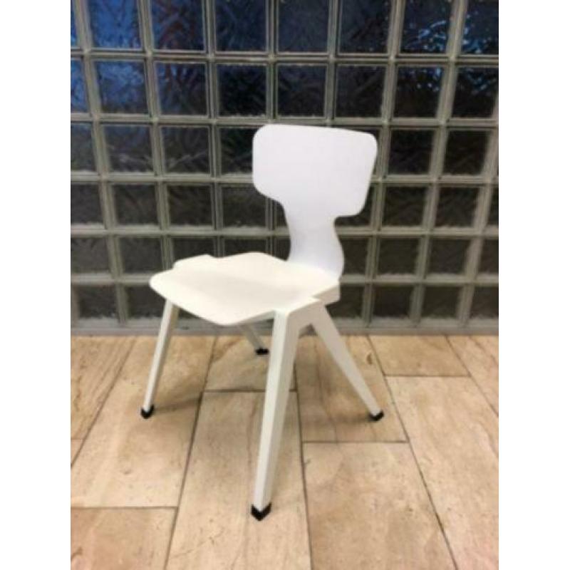 Witte Ahrend stoeltjes