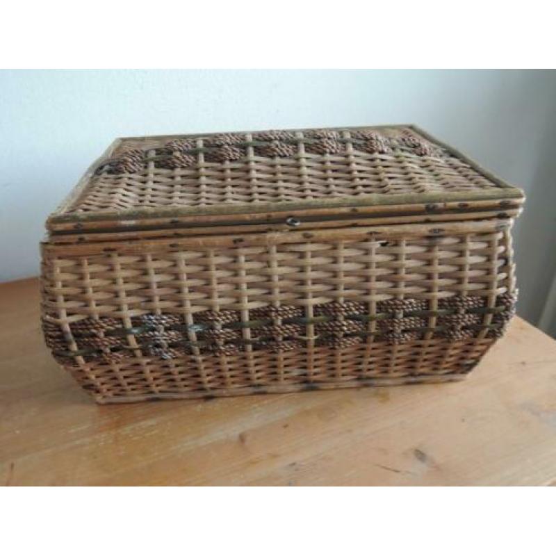 Vintage rieten (naai) doos