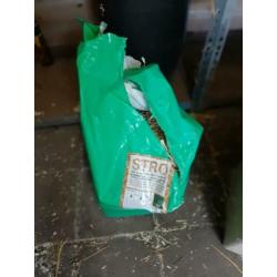 kippen voer en drinkbakken hooi stro