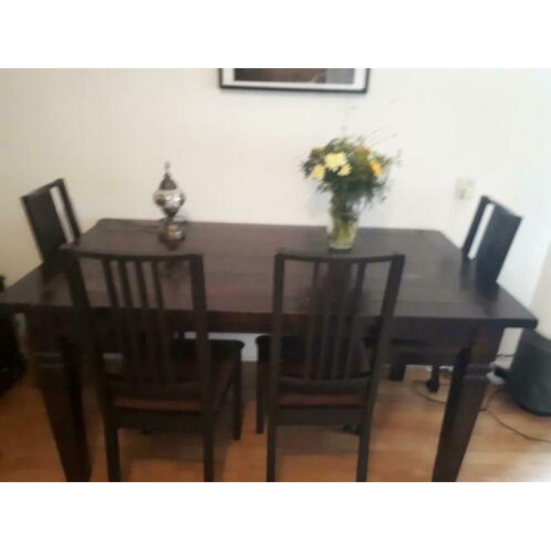 Tafel met donkerbruine stoelen stoffen zitting.