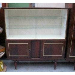 vintage kast met glazen schuifdeurtjes