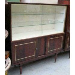vintage kast met glazen schuifdeurtjes