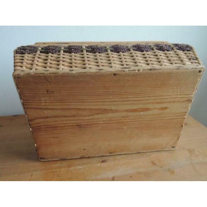 Vintage rieten (naai) doos