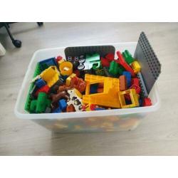 2 bakken vol met playmobil