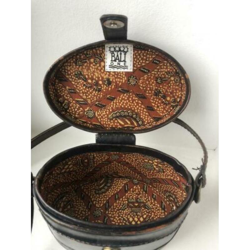 Zwart/bruin ovaal handtas uit Indonesie