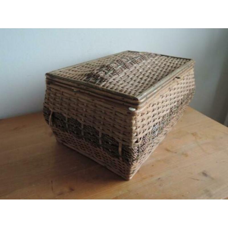 Vintage rieten (naai) doos