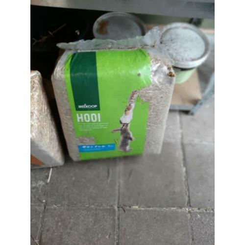 kippen voer en drinkbakken hooi stro