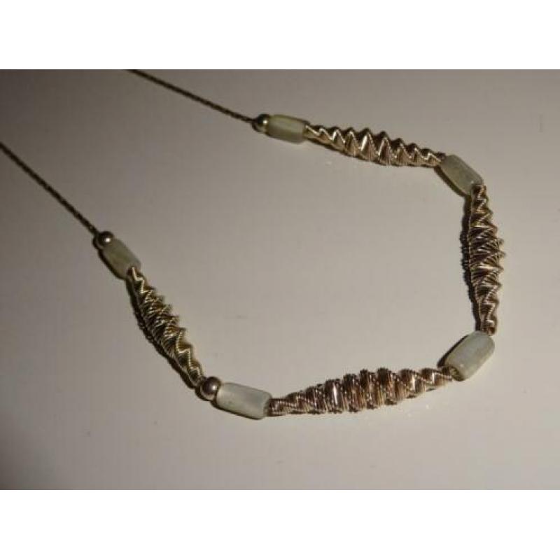 Prachtige zilveren ketting met edelstenen