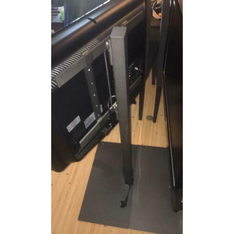 Lg26 inch lcd met Vogel’s tvstandaard
