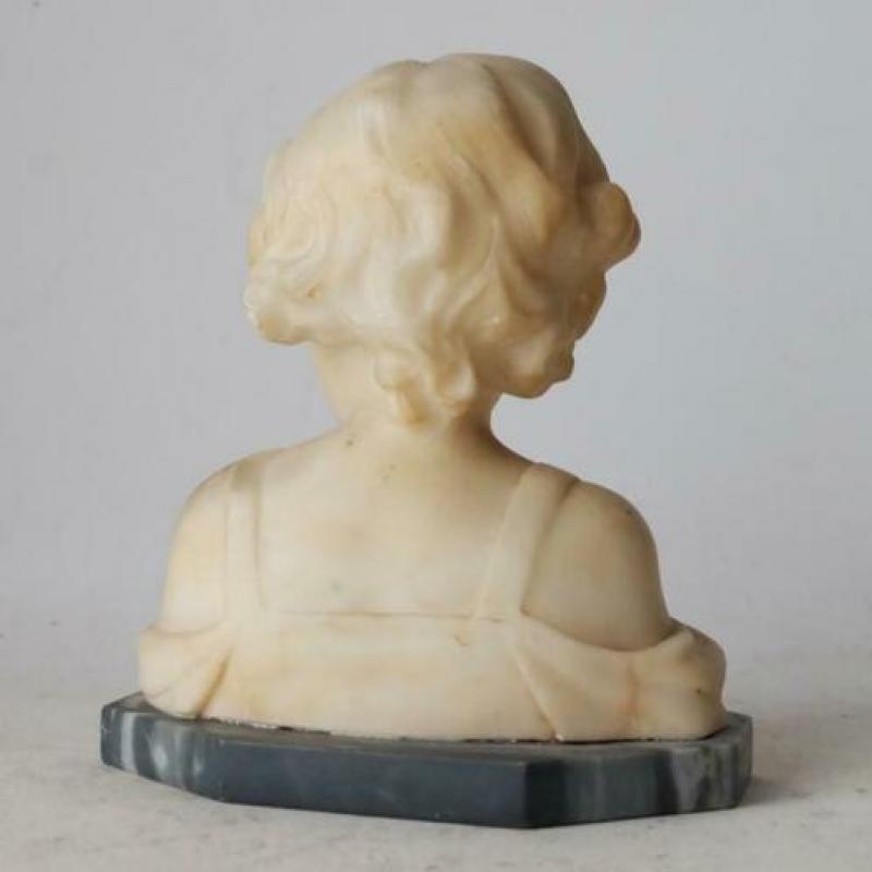 Art Nouveau albast buste van meisje.