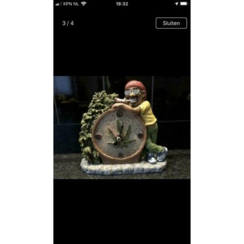 3 beeldjes van Rasta figuren. Klokje werkt.